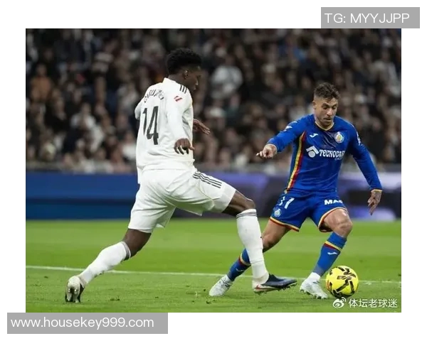 皇马主场惨遭惊吓！球迷高空投掷道具，比赛暂停处理事件